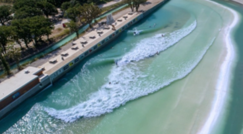 Ein Teil vom Wave Pool von o2 SURFTOWN MUC aus der Vogelperspektive