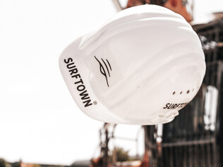 Bauhelm im o2 SURFTOWN MUC Logo